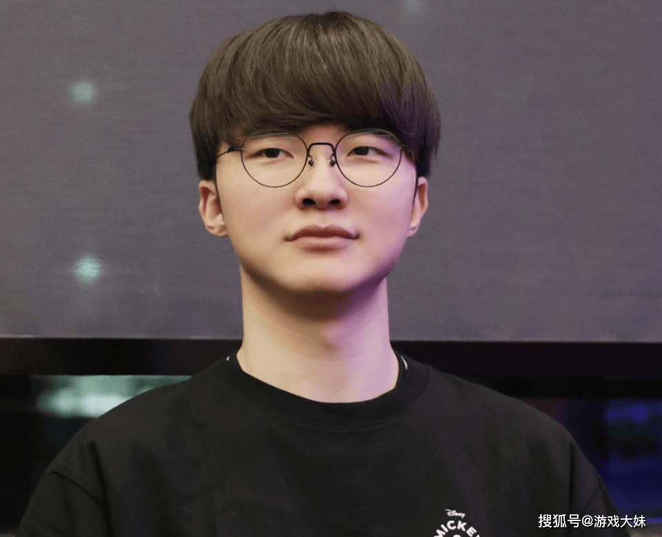 LOL比賽(sài)暂停长達(dá)3小时，选手打開(kāi)直播(bō)看(kàn)比賽(sài)，被官方(fāng)禁賽(sài)处罸(fá)