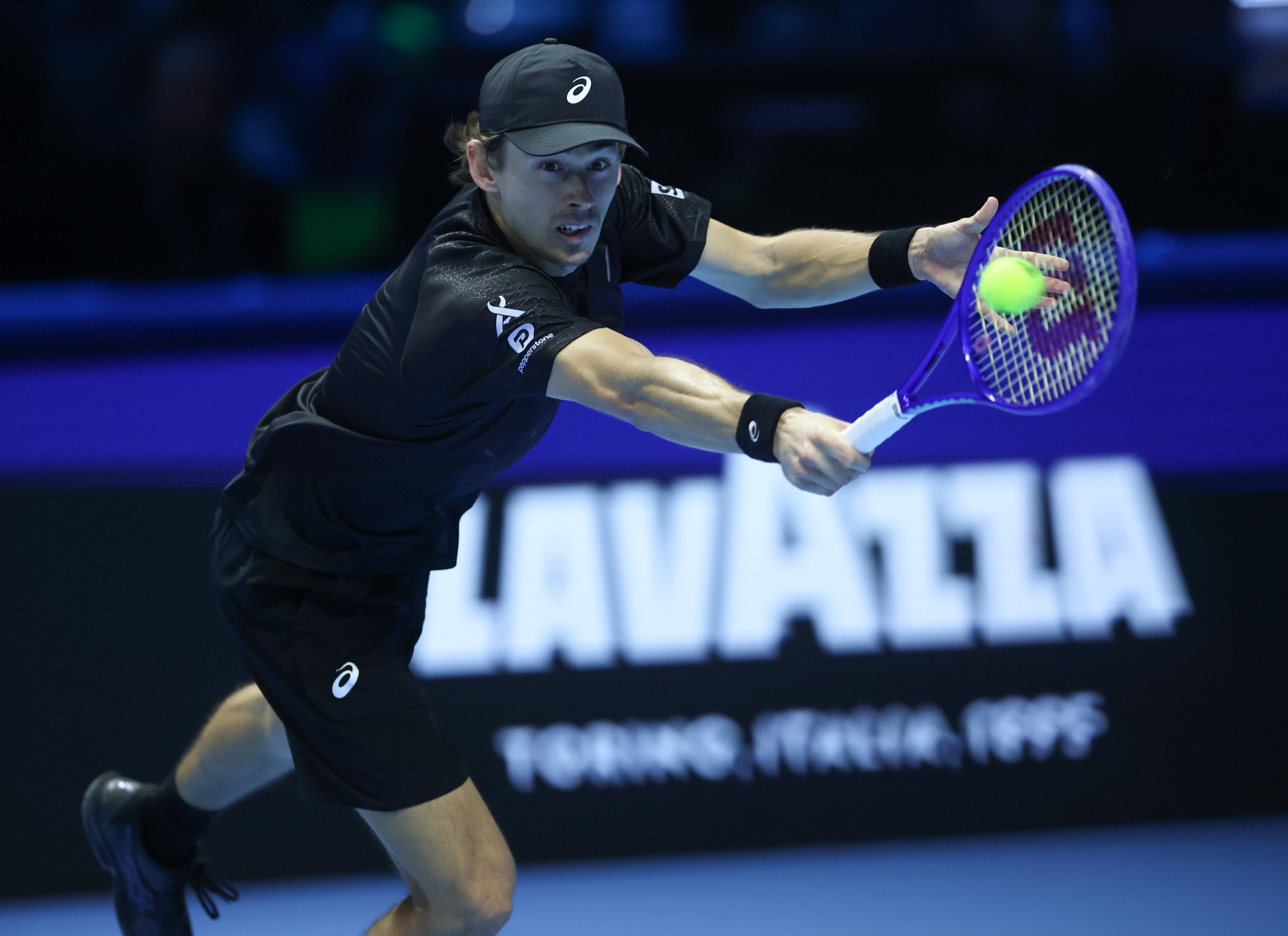 (体育)网球——ATP年终总决赛半决赛:辛纳胜德米纳尔