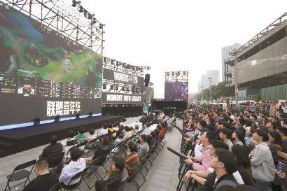 沉浸式線(xiàn)下观赛体验 電(diàn)競(jìng)嘉年华蓆(xí)卷上海北外滩