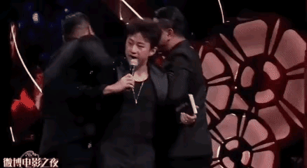 笑料百出，邓超微博电影之夜疯狂玩梗话太多被黑衣人架走