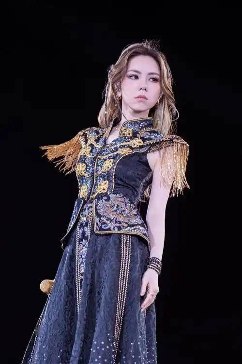 鄧(dèng)紫棋领衔LOL主题曲：歌手跨(kuà)界电竞谁更勝(shèng)一筹？