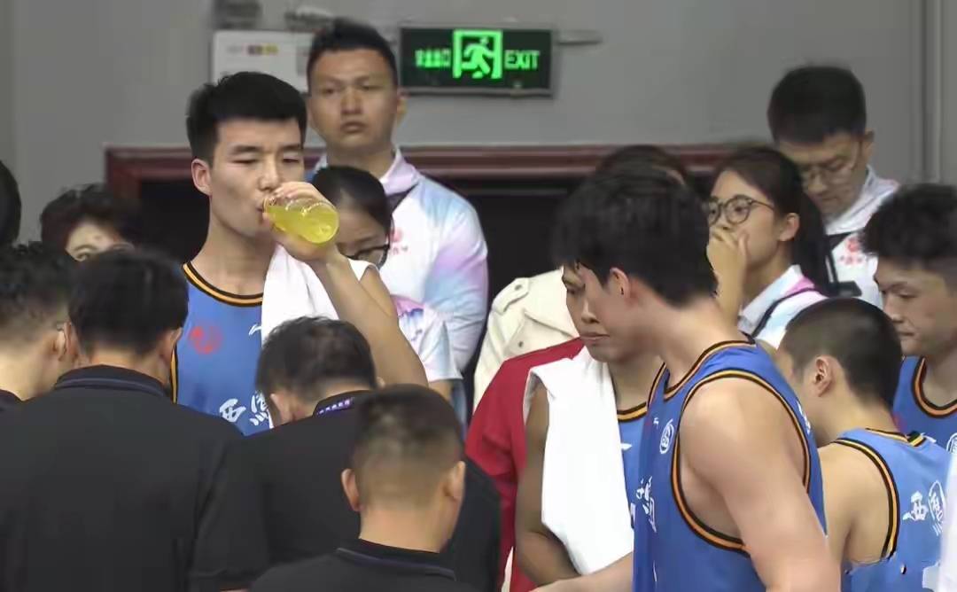 商业赛冠军的背后:卢骏意外崴脚,揭开了夏季邀请赛的尴尬真相