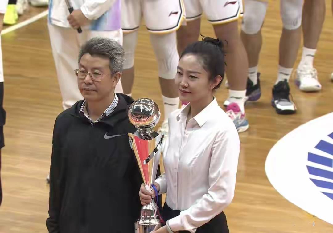 商业赛冠军的背后:卢骏意外崴脚,揭开了夏季邀请赛的尴尬真相