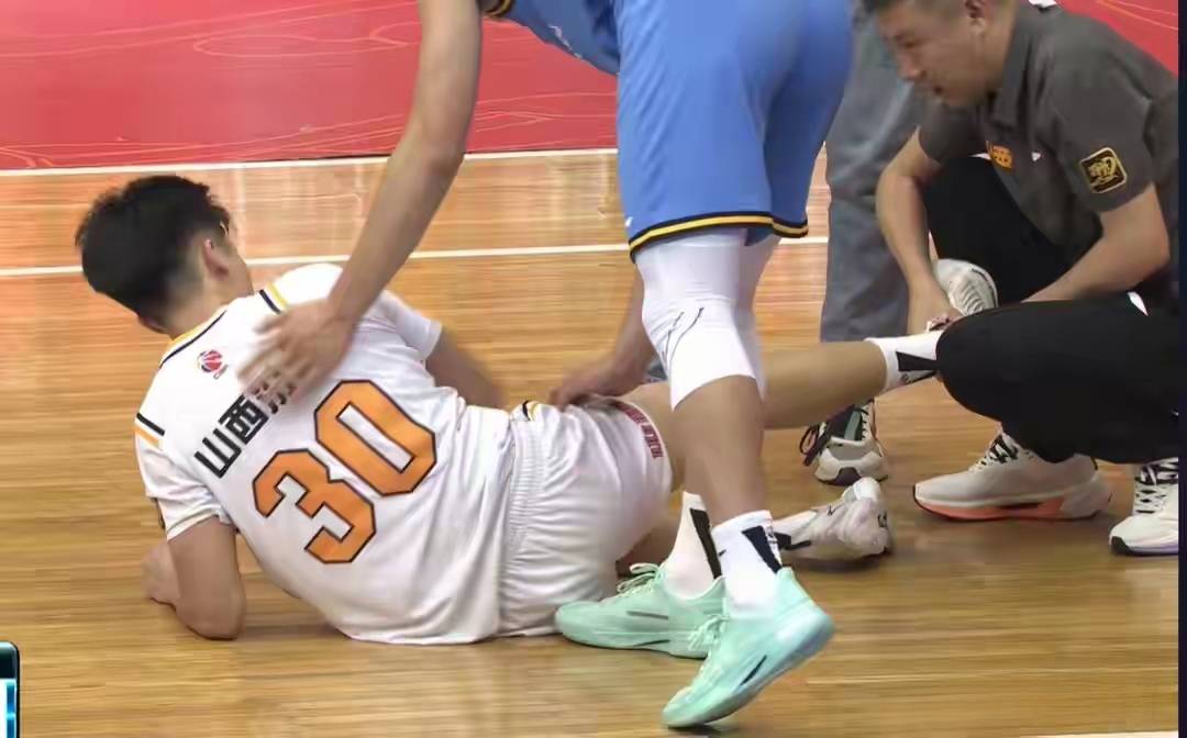 商业赛冠军的背后:卢骏意外崴脚,揭开了夏季邀请赛的尴尬真相