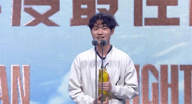 【一竞技1JingJi】LOL:Tarzan荣获年度MVP Knigh拿最佳中单引争议