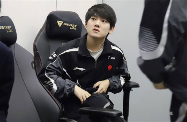 【一竞技1JingJi】LOL：Uzi被曝将要再次复出 LPL转会期新规引争议！