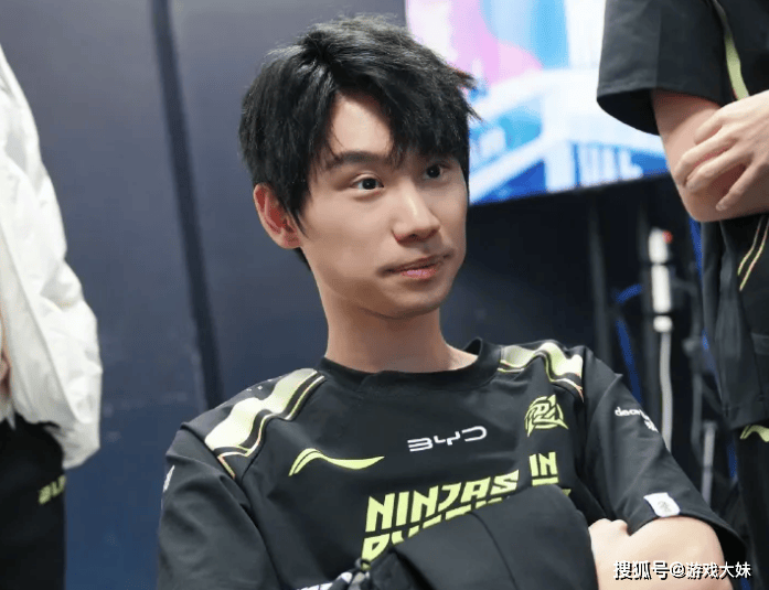 Doinb带3位(wèi)LOL选手(shǒu)打(dǎ)dota2，被对方(fāng)虐(nüè)泉，还被嘲諷(fěng)是人機(jī)